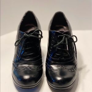 Black tie-up Oxford pumps